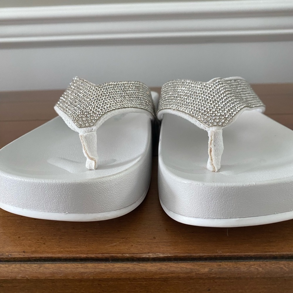 MADDEN GIRL Lola R Embellished Footbed Thong Sandal NWT Size 5M - Picture 7 of 7